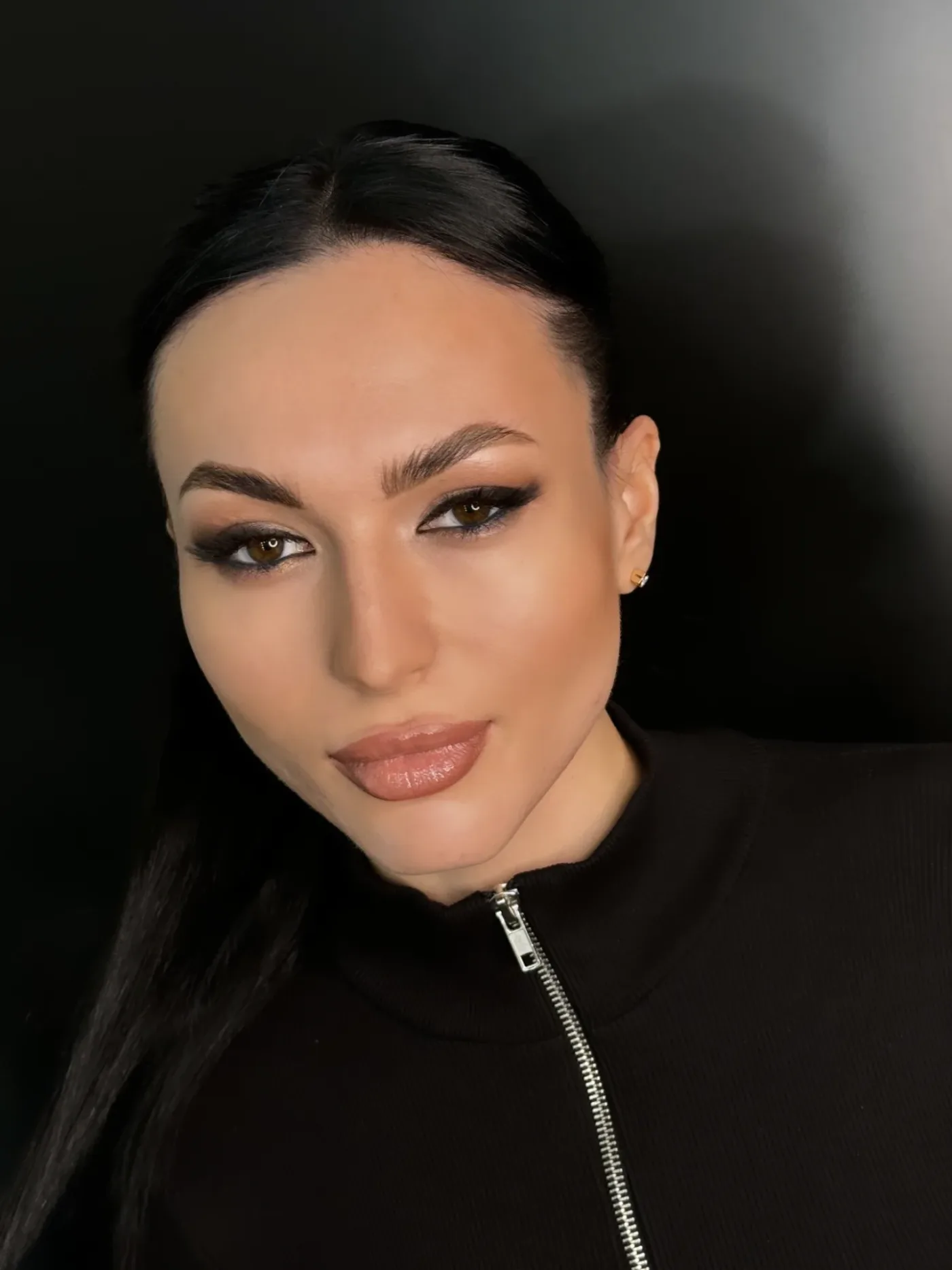 Вечірній макіяж із темним акцентом на очі