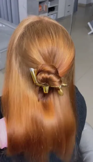 Низкий узел с золотой заколкой